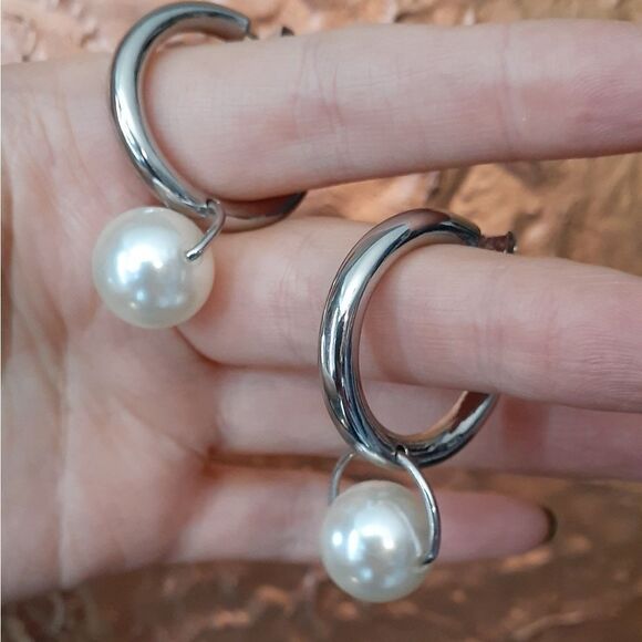 NWOT Zara Silvertone and Faux Pearl Hoop Earrings - Picture 9 of 10